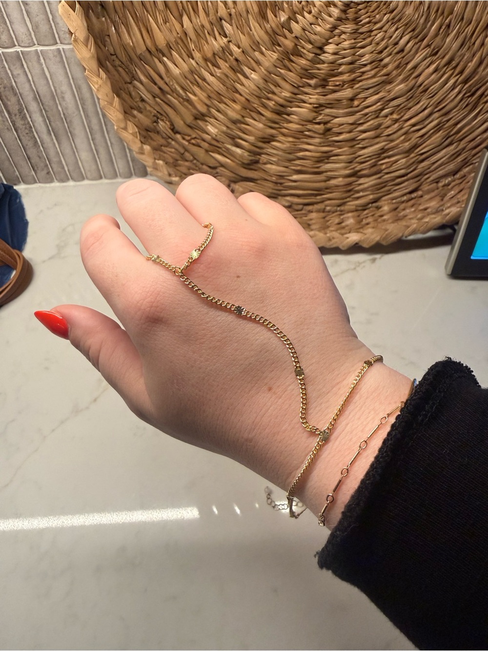 AMAZON - Delicate Gold Hand Chain Bracelet - Women's Jewelry